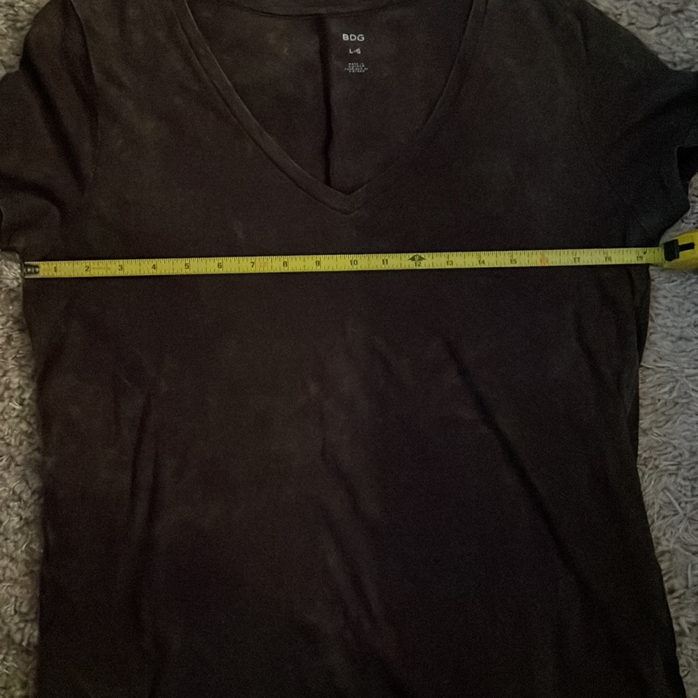 Distressed Relaxed Fit V Neck - Picture 5 of 6